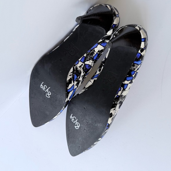 Joe's Jeans Rudy Abstract Print Leather Pointed Toe Pump in Blue Black & White 7 - Picture 12 of 16